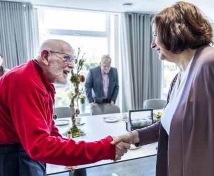 Minister Helder oriënteert zich op zorg van morgen bij Envida in Maastricht